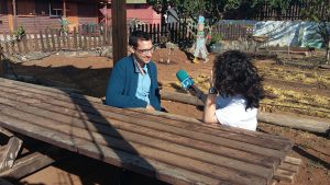 Desirée entrevistando a Juan Fernando Suárez, director de la aldea de Gran Canaria